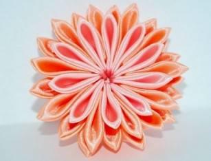 Объемный цветок из атласной ленты (канзаши)