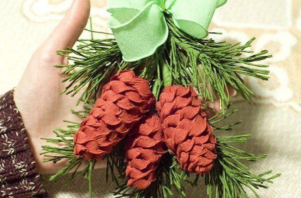Еловая ветка с шишками из гофрированной бумаги