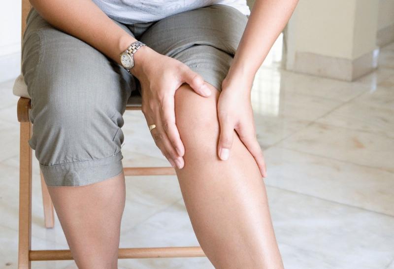 Почему болят колени?