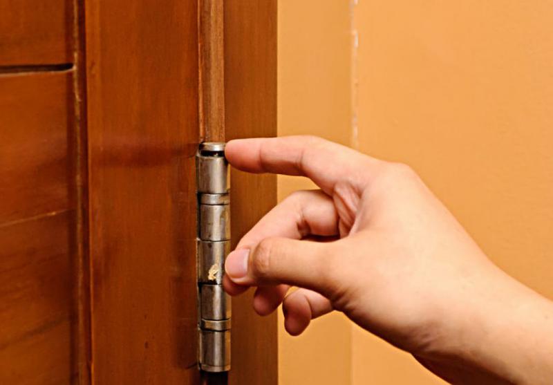 Как решить проблему «скрипучих» дверей и ящиков: 3 проверенных метода