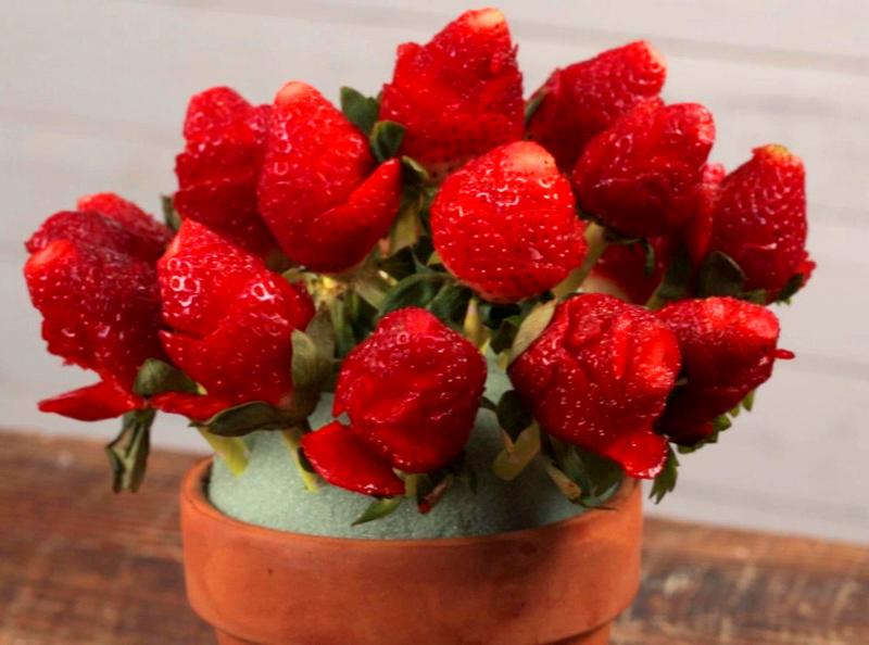 Букет роз из клубники - красивый подарок для женщины