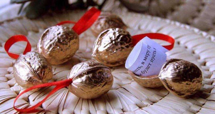 в чем подарить орехи. 5271 8071 1599648183 0. в чем подарить орехи фото. в чем подарить орехи-5271 8071 1599648183 0. картинка в чем подарить орехи. картинка 5271 8071 1599648183 0. Орехи и сухофрукты — не только вкусное лакомство, которое любят и взрослые, и дети, но и прекрасный подарок. Ассорти из даров природы — красивый и вкусный презент, который можно вручить и близким, и знакомым. Этот вкусный сюрприз принесет большую пользу для здоровья, ведь сушеные плоды — сладости с большим количеством витаминов, клетчатки, полезных веществ. Подарочный набор из этих ингредиентов можно купить, а можно сделать самостоятельно. в чем подарить орехи. 5271 8071 1599648183 0. в чем подарить орехи фото. в чем подарить орехи-5271 8071 1599648183 0. картинка в чем подарить орехи. картинка 5271 8071 1599648183 0. Орехи и сухофрукты — не только вкусное лакомство, которое любят и взрослые, и дети, но и прекрасный подарок. Ассорти из даров природы — красивый и вкусный презент, который можно вручить и близким, и знакомым. Этот вкусный сюрприз принесет большую пользу для здоровья, ведь сушеные плоды — сладости с большим количеством витаминов, клетчатки, полезных веществ. Подарочный набор из этих ингредиентов можно купить, а можно сделать самостоятельно.