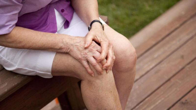 Болят колени - 10 рецептов народной медицины
