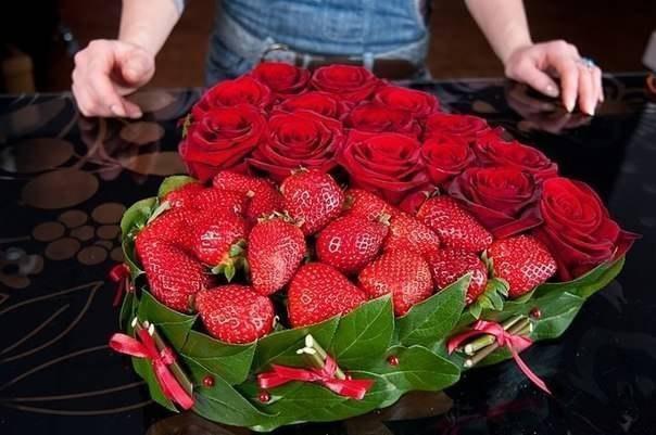Сердце из цветов и клубники фото. 595 220 1499418941 20. Сердце из цветов и клубники фото фото. Сердце из цветов и клубники фото-595 220 1499418941 20. картинка Сердце из цветов и клубники фото. картинка 595 220 1499418941 20. Удивите своих дорогих женщин, сделайте очень красивый и оригинальный подарок на 8 Марта или любое другое торжество, подарив им сердце из клубники и роз! Сделать такое чудо совсем не сложно, а эффект от такого подарка будет потрясающим.