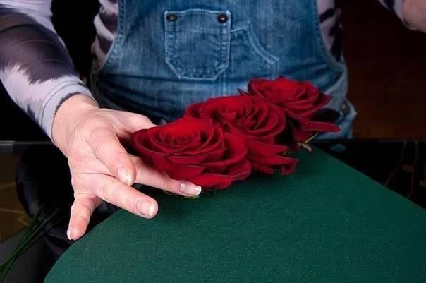 Сердце из цветов и клубники фото. 595 5656 1499418941 11. Сердце из цветов и клубники фото фото. Сердце из цветов и клубники фото-595 5656 1499418941 11. картинка Сердце из цветов и клубники фото. картинка 595 5656 1499418941 11. Удивите своих дорогих женщин, сделайте очень красивый и оригинальный подарок на 8 Марта или любое другое торжество, подарив им сердце из клубники и роз! Сделать такое чудо совсем не сложно, а эффект от такого подарка будет потрясающим.