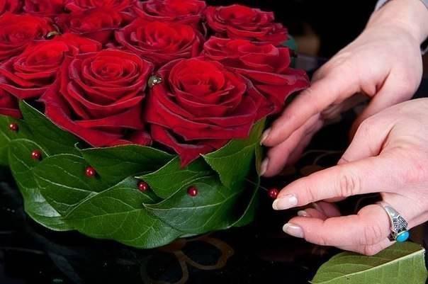 Сердце из цветов и клубники фото. 595 8332 1499418941 13. Сердце из цветов и клубники фото фото. Сердце из цветов и клубники фото-595 8332 1499418941 13. картинка Сердце из цветов и клубники фото. картинка 595 8332 1499418941 13. Удивите своих дорогих женщин, сделайте очень красивый и оригинальный подарок на 8 Марта или любое другое торжество, подарив им сердце из клубники и роз! Сделать такое чудо совсем не сложно, а эффект от такого подарка будет потрясающим.