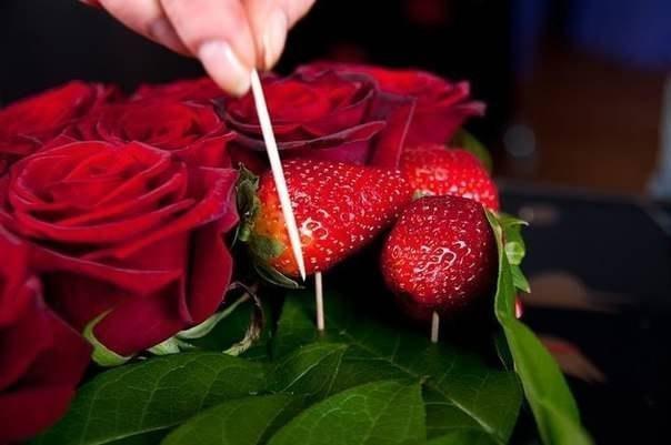 Сердце из цветов и клубники фото. 595 9494 1499418941 19. Сердце из цветов и клубники фото фото. Сердце из цветов и клубники фото-595 9494 1499418941 19. картинка Сердце из цветов и клубники фото. картинка 595 9494 1499418941 19. Удивите своих дорогих женщин, сделайте очень красивый и оригинальный подарок на 8 Марта или любое другое торжество, подарив им сердце из клубники и роз! Сделать такое чудо совсем не сложно, а эффект от такого подарка будет потрясающим.