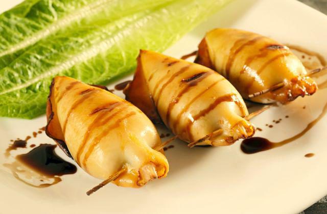 Во многих рецептах приготовления кальмаров можно встретить неожиданные сочетания — кальмары с мясным фаршем, с хлебом и килькой