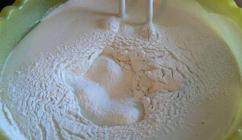 Добавить муку и замесить тесто.