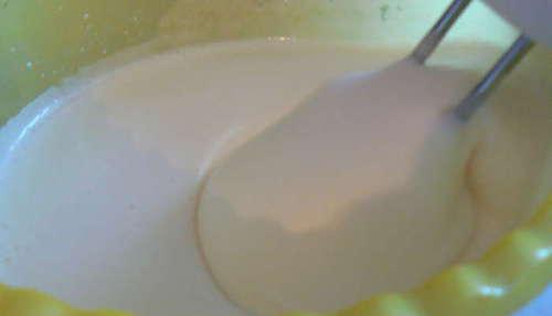 яйца взбить с сахаром (взбивать хорошо, как на бисквит! )