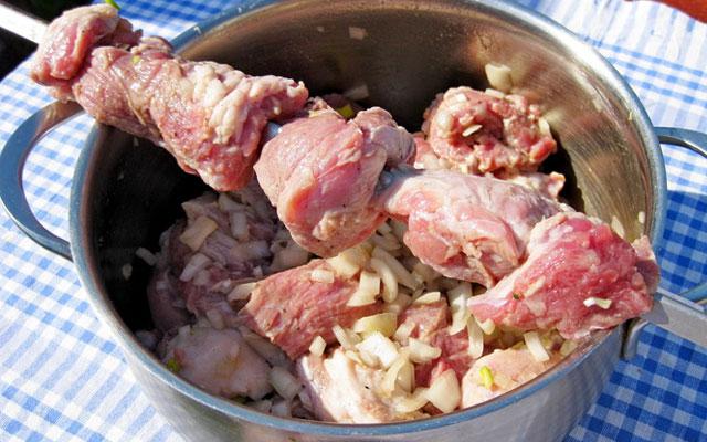 как резать мясо на шашлык