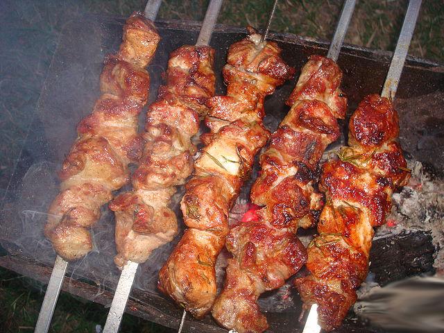 рецепт маринада для шашлыка, мясо на шампурах