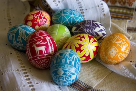 Как покрасить яйца на Пасху натуральными красителями!