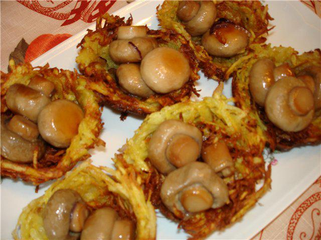 Цветочки из картофеля с грибами