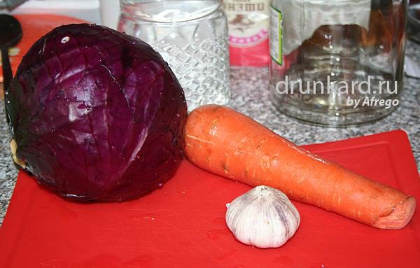 Marinovannaja krasnokochannaja kapusta s morkov'ju i chesnokom