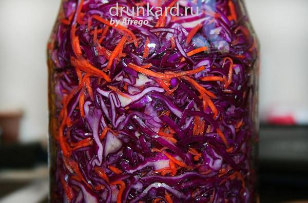 Marinovannaja krasnokochannaja kapusta s morkov'ju i chesnokom