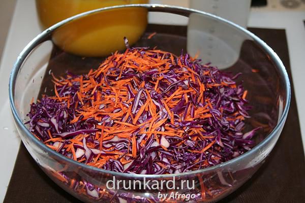 Marinovannaja krasnokochannaja kapusta s morkov'ju i chesnokom