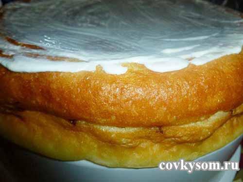 смазать пирог сметаной