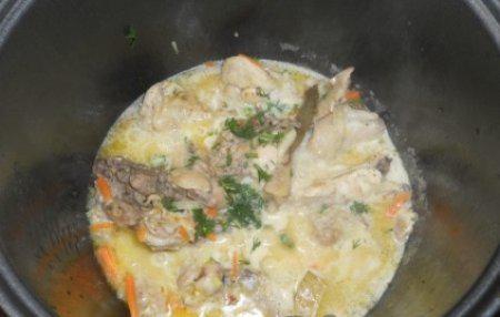 Курица в мультиварке в сметанном соусе