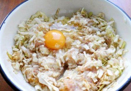 Котлеты из куриного фарша с капустой тушеные в томате.