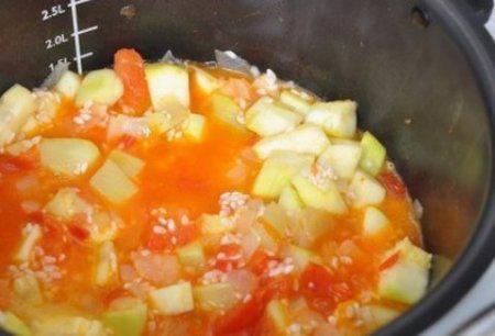 Кабачки с овощами и рисом в мультиварке.