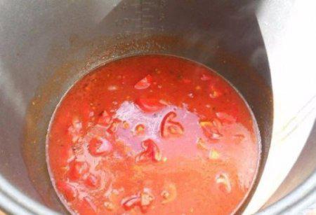 Котлеты из куриного фарша с капустой тушеные в томате.