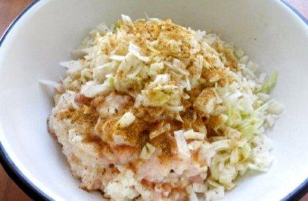 Котлеты из куриного фарша с капустой тушеные в томате.