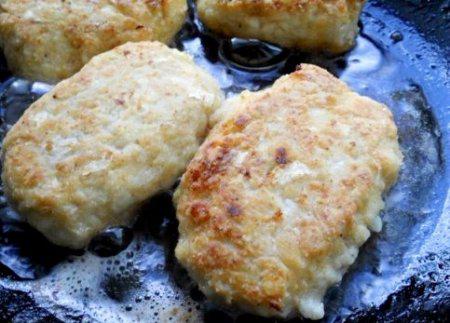 Котлеты из куриного фарша с капустой тушеные в томате.