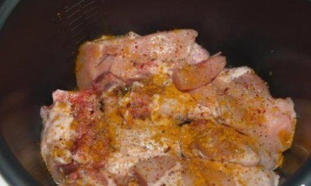 Курица в мультиварке в сметанном соусе