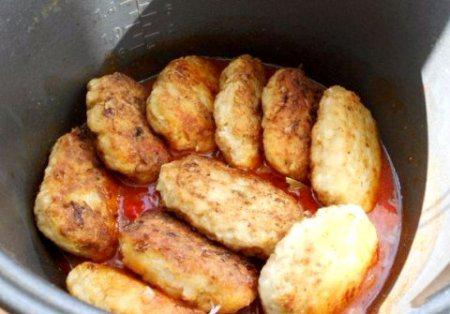 Котлеты из куриного фарша с капустой тушеные в томате.