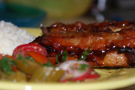 Свиные ребрышки, тушеные с черносливом и медом в мультиварке