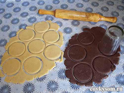 вырезаем с помощью стакана