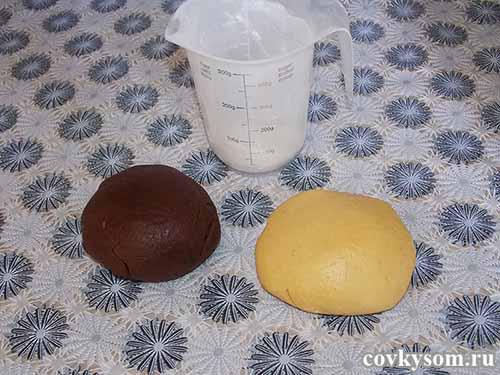 замешиваем два куска теста