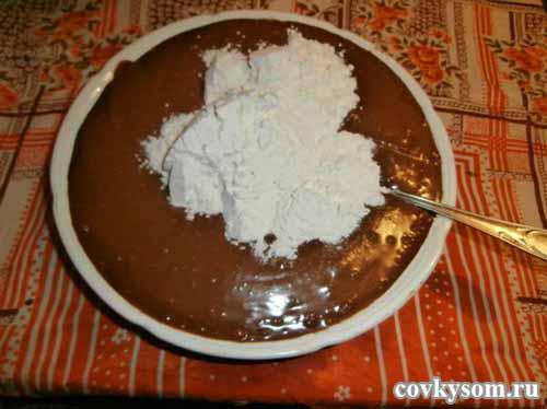 добавим муку и перемешаем