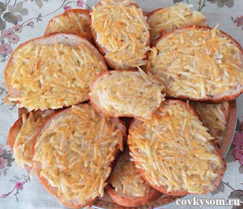 гренки на тарелке