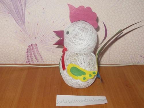 Игрушка из ниток и клея "Петушок"