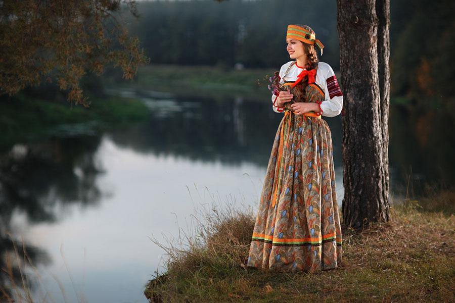 Женщины в русских сарафанах