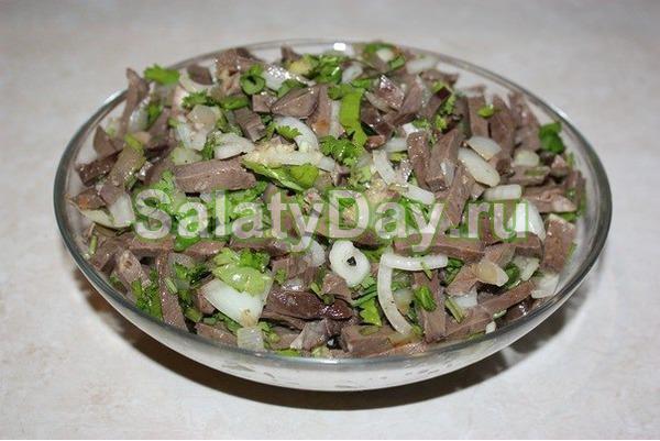 Салат с жареными шампиньонами и сердцем