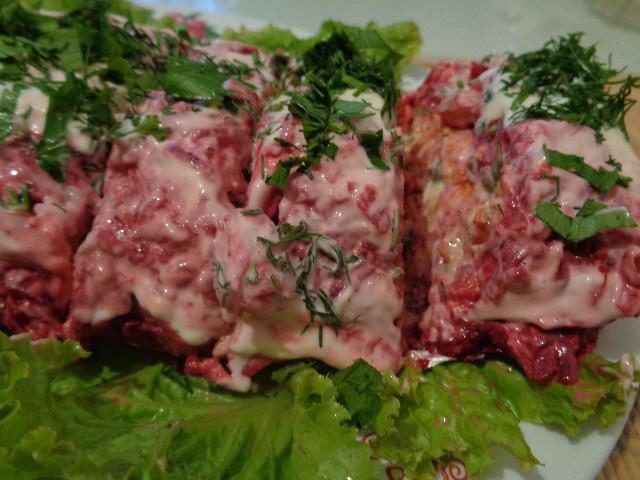 Новогодний салат из свёклы с мясом