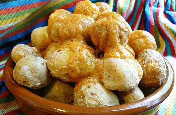 Отварной молодой картофель под сырным соусом