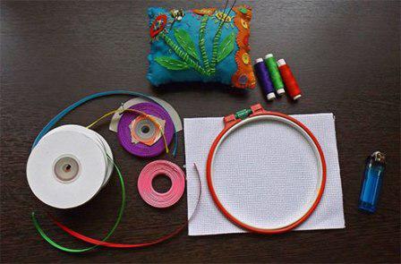 Для вышивки лучше использовать ленты шириной 5 мм.