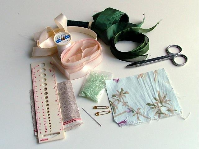 Вышивка лентами. Нежная брошка с цветами. Мастер-класс (1) (640x479, 184Kb)