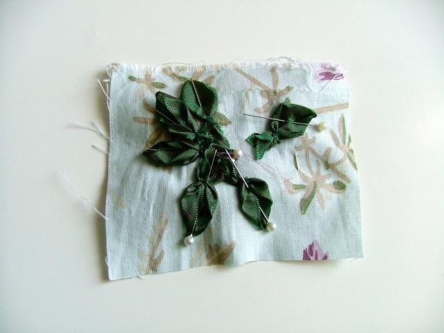 Вышивка лентами. Нежная брошка с цветами. Мастер-класс (10) (640x480, 175Kb)