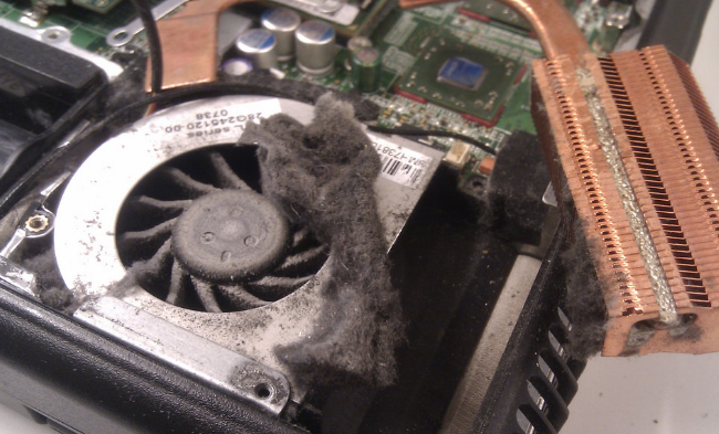Пыль внутри ноутбука.
