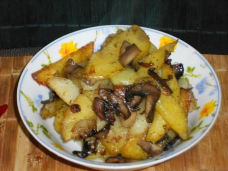 Картошка, жареная с грибами шампиньонами