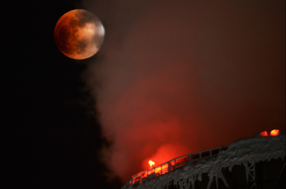 Суперголубая кровавая Луна - фотографии суперлуния от жителей всех континентов