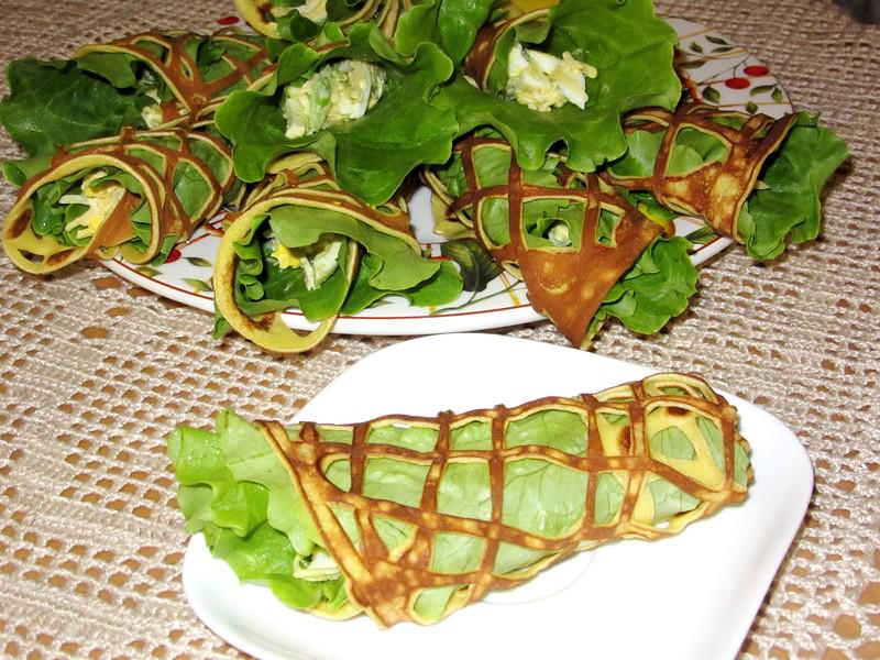 Витаминная закуска в салатных листьях и кружевных блинах