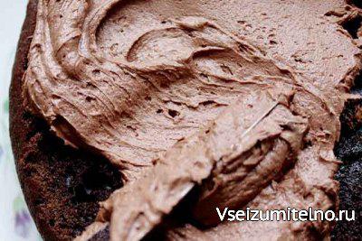 Намазать нижний слой кремом