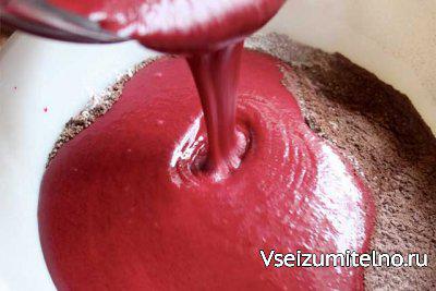 Влить свеклу к сухим ингредиентам