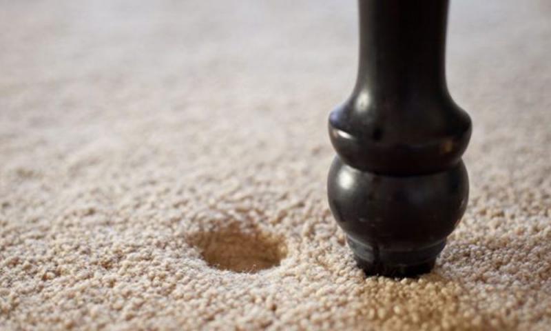 Как убрать вмятины от мебели на ковре